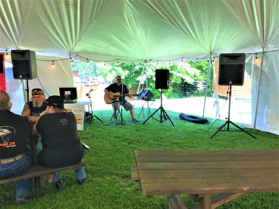 Band playing at Spearfish Canyon Lodge 